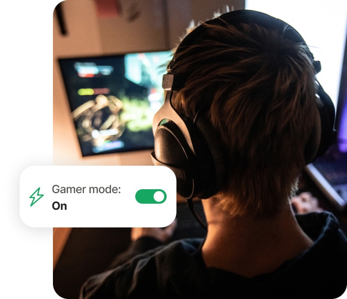 Ragazzo che gioca al computer utilizzando Norton 360 for Gamers.