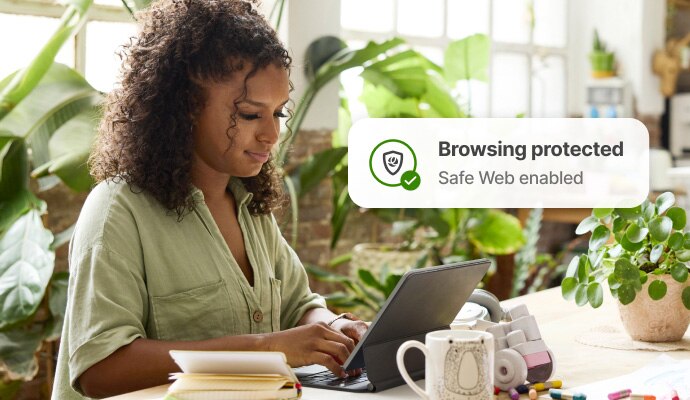 Protezione della navigazione in Internet - una donna controlla l’e-mail sul suo computer portatile